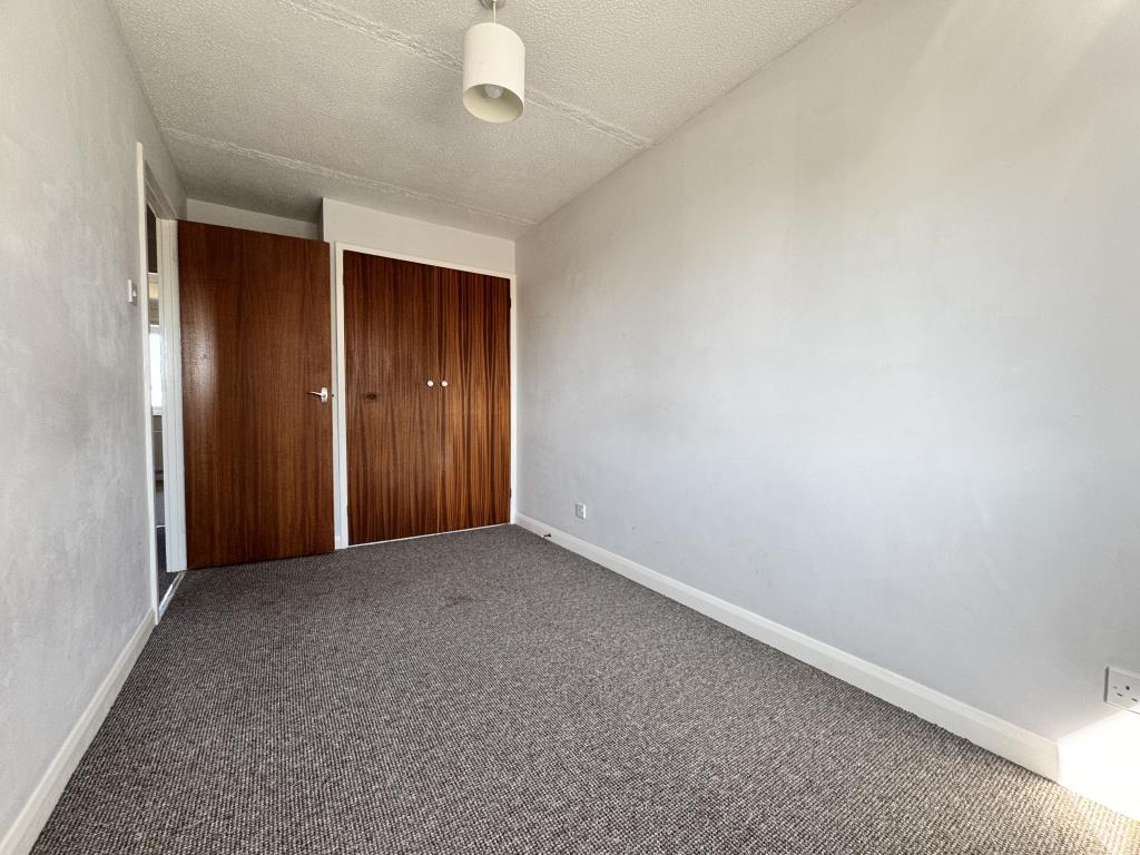 Lot: 76 - TWO-BEDROOM END-TERRACE HOUSE - Bedroom two
